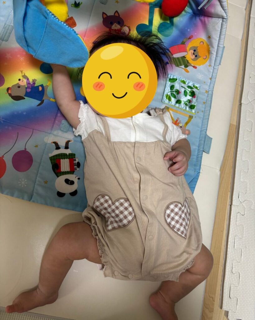 こどもちゃれんじベビーのベビージム鳥のトイで遊ぶ赤ちゃん