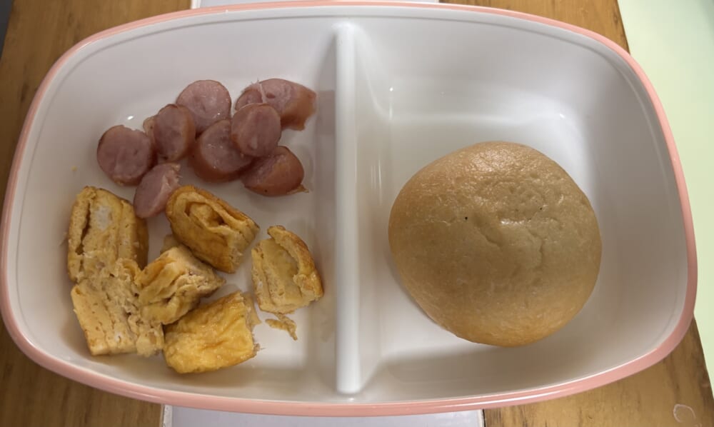モグモのパンを使った朝食プレート（卵焼きとウインナー添え）